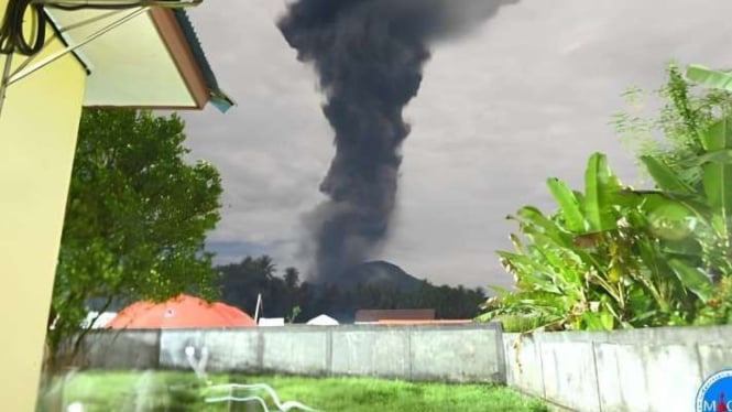 Kolom abu vulkanik setinggi enam kilometer terbentuk akibat aktivitas erupsi Gunung Ibu di Pulau Halmahera, Kabupaten Halmahera Barat, Maluku Utara, Senin, 27 Mei 2024.