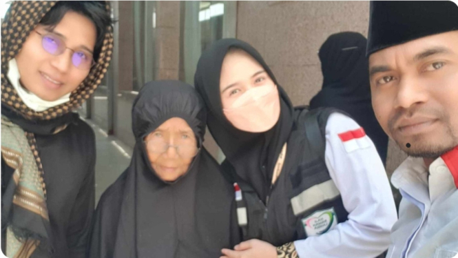Seorang lansia terpisah dari rombongan ditolong petugas haji