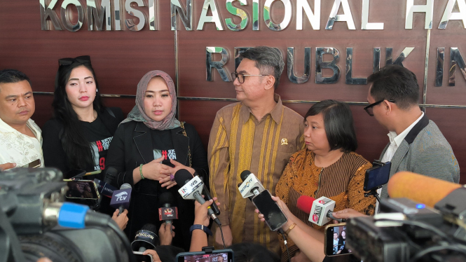 Kuasa hukum keluarga Vina, Putri Maya Rumanti (tengah) di Komnas HAM, Jakarta Pusat, Senin, 27 Mei 2024
