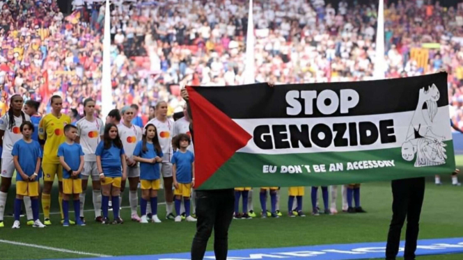 Spanduk Bertuliskan 'Hentikan Genosida' di Pembukaan Final Liga Champions Wanita