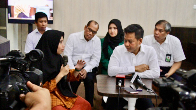 Chanceler da USU Muryanto Amin com Naffa Zahra (Doc. USU)