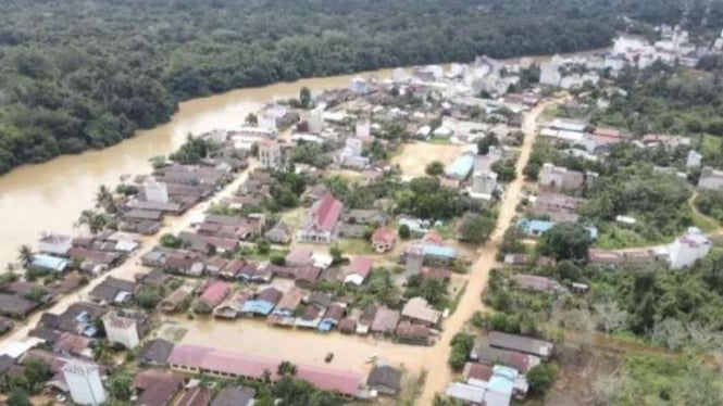 Foto udara kondisi banjir di Desa Tumbang Sangai Kecamatan Telaga Antang, Kabupaten Kotawaringin Timur, Kalimantan Tengah, Senin, 27 Mei 2024.