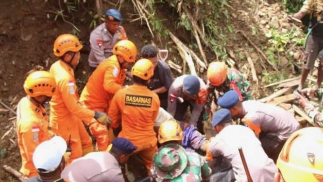 Tim SAR gabungan saat mengevakuasi korban yang tertimbun tanah longsor di Kampung Mbenti, Distrik Minyambouw, Kabupaten Pegunungan Arfak, Papua Barat, Senin, 27 Mei 2024.