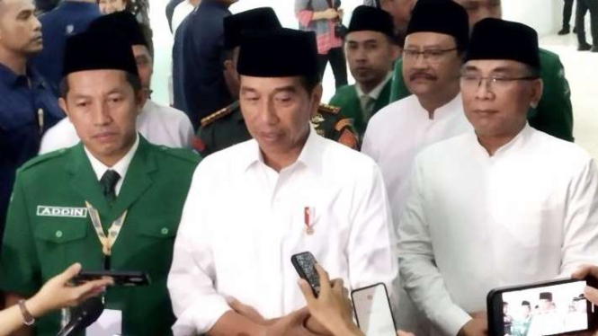 Presiden Joko Widodo bersama Ketua Umum NU Yahya Cholil Staquf dan Ketua Umum GP Ansor Addin Jauharudin di Istora Senayan, Jakarta, Senin, 27 Mei 2024.