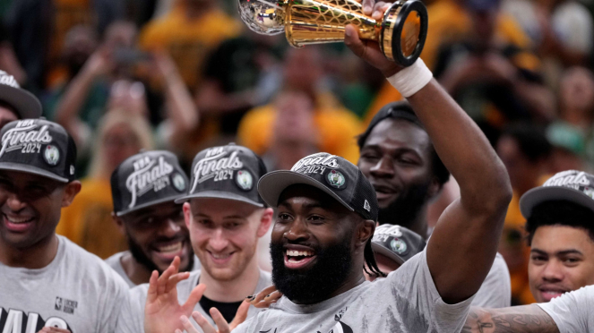 Jaylen Brown, jogador do Boston Celtics, comemora a chegada às finais da NBA