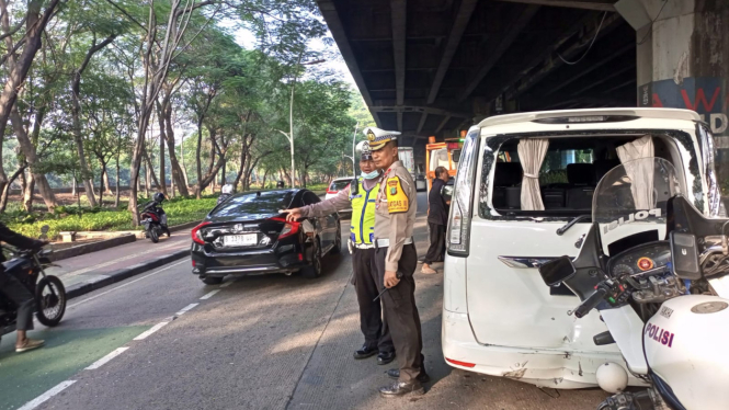 Foto kecelakaan beruntun di kelapa gading