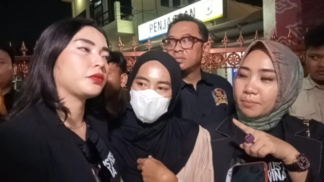 Linda, wanita yang disebut sahabat Vina (tengah)