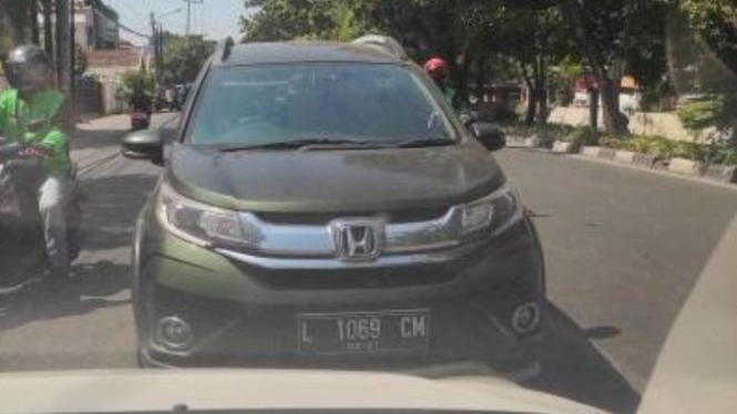 Honda BR-V lawan arah