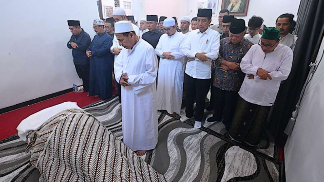 Presiden Jokowi Salat Jenazah Istri Habib Luthfi bin Yahya, Syarifah Salma