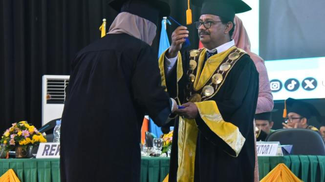 Rektor Unimed, Prof. Baharuddin pimpin wisuda diikuti 777 lulusan di Auditorium Kampus Unimed.(dok Unimed)