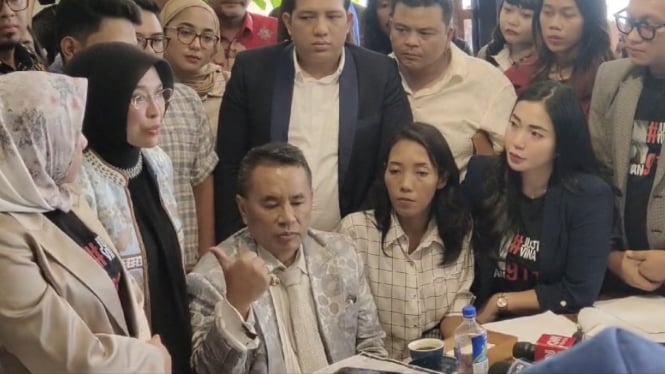 Kuasa Hukum Keluarga Vina Cirebon, Hotman Paris saat konferensi pers.