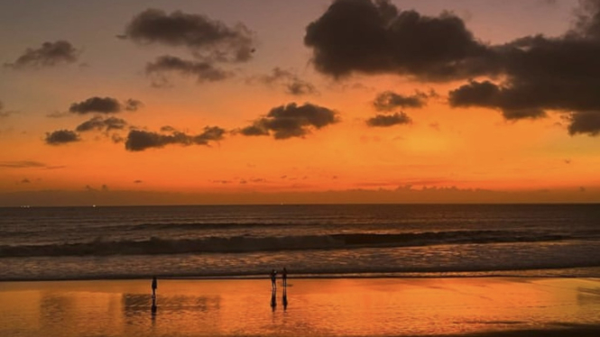 Sunset di Pantai Batu Belig, Seminyak, Bali.