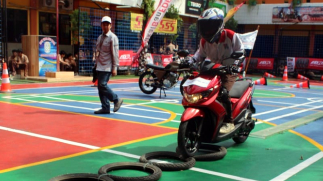 Edukasi keselamatan berkendara.