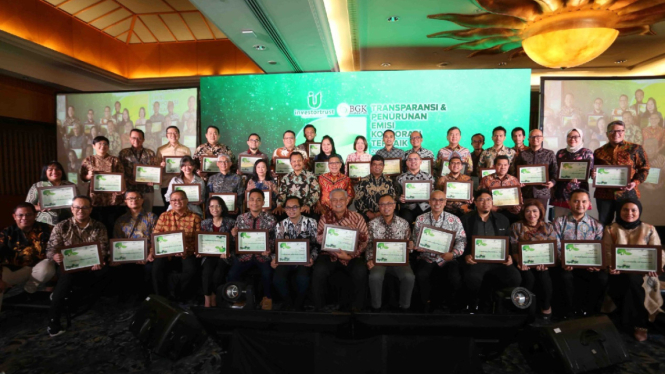 Para penerima awards berfoto bersama di akhir acara penghargaan Transparansi & Penurunan Emisi Korporasi Terbaik 2024 yang diselenggarakan oleh Investortrust dan BGK Foundation di Aryaduta Hotel, Jakarta, Rabu, (29/52024).