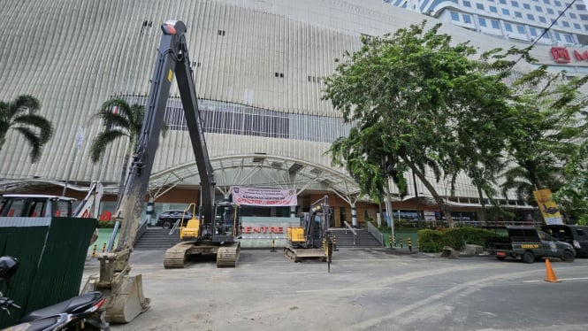 Sejumlah alat Pemko Medan terparkir di depan Centre Point, Kota Medan.(istimewa/VIVA)