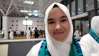 Mahira Asi Sifa é a congregante mais jovem de Aceh e está realizando o Hajj com seus pais