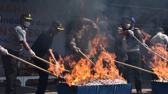 Bea Cukai Madiun Musnahkan Jutaan Batang Rokok dan Miras Ilegal Senlai Rp1 M