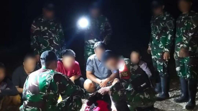 VIVA Militer: Satgas Pamtas RI-Mly Yonarmed 16/TK tangkap 5 penyelundup sabu