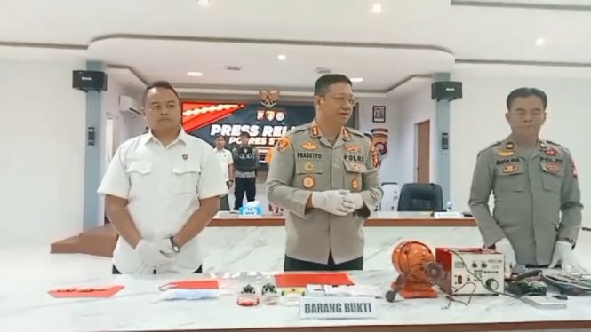 Polres Sintang mengamankan barang bukti berupa emas palsu kurang lebih beratnya 37,76 gram serta alat-alat yang digunakan dua pelaku.