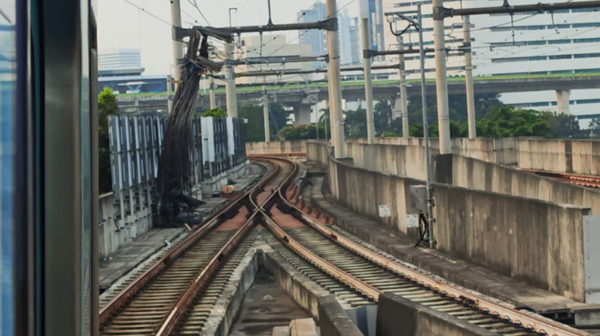 Foto muatan crane jatuh di perlintasan MRT (istimewa)