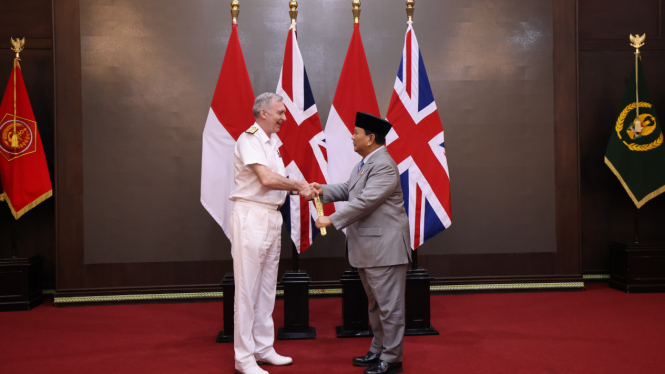 Menhan Prabowo Subianto bersama Panglima Angkatan Bersenjata Inggris/Chief of the Defence Staff of the United Kingdom, Admiral Sir Tony Radakin di ruang Manggala Yudha Kemhan, Jakarta, Kamis, 30 Mei 2024 (sumber: Biro Humas Setjen Kemhan)