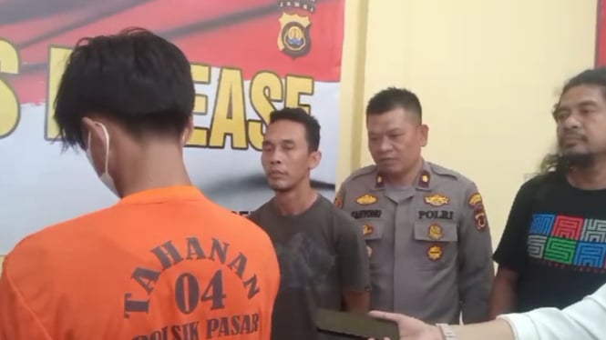 Pelaku ditangkap polisi atas pembunuhan teman kerjanya dengan 21 tusukan pisau