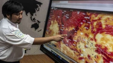Ilustraciones: Petugas Badan Meteorologi, Klimatologi, dan Geofisika (BMKG) menunjukkan pantauan suhu udara di Kantor BMKG, Yakarta, Senin, 6 de mayo de 2024.