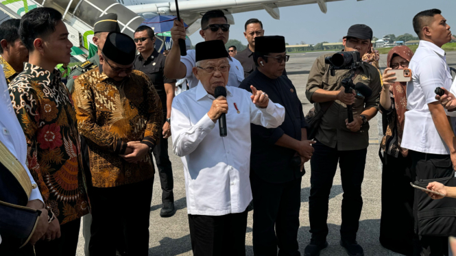 Wapres Ma'rur Amin didampingi Gibran meninjau keberangkatan calon  haji Embarkasi Solo di Bandara Adi Soemarmo, Boyolaloi, Jumat, 31 Mei 2024.