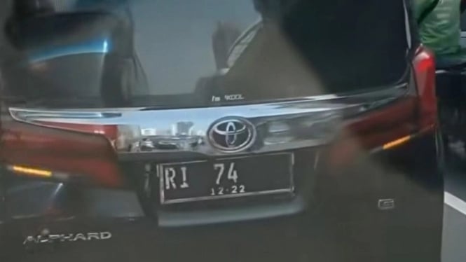 Mobil Toyota Alphard dengan pelat RI 74