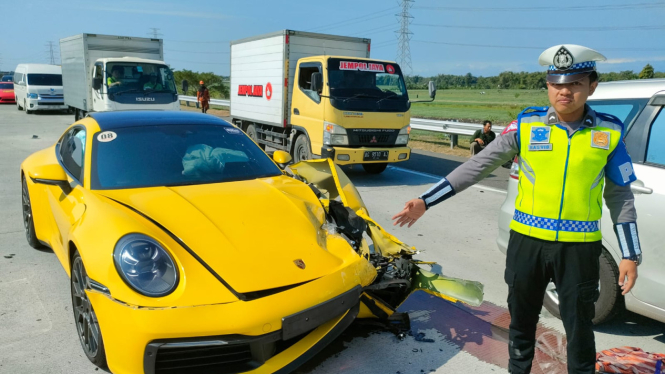 Porsche kuning yang menabrak Honda Jazz di Tol Kertosono-Caruban, Jawa Timur. (Foto: Sat PJR Ditlantas Polda Jatim)