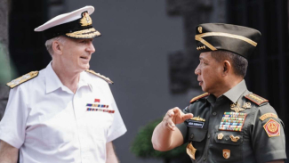 A reunião do Comandante do TNI com o Comandante das Forças Armadas Britânicas sobre o fortalecimento da defesa do Indo-Pacífico