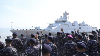 Preparando-se para participar do Latma Rimpac, TNI AL parte do navio de guerra KRI REM-331 para navegar pelo Oceano Pacífico até o Havaí