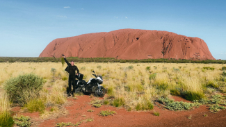 Este hombre recorre el mundo en moto eléctrica con ganas de inspirar