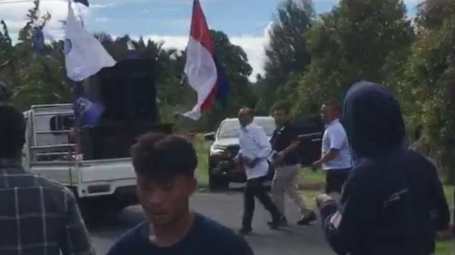 El regente de Halmahera Norte, Frans Maneri, dispersa a los manifestantes usando un machete mientras un grupo de estudiantes y jóvenes realizan una manifestación, el viernes 31 de mayo de 2024.