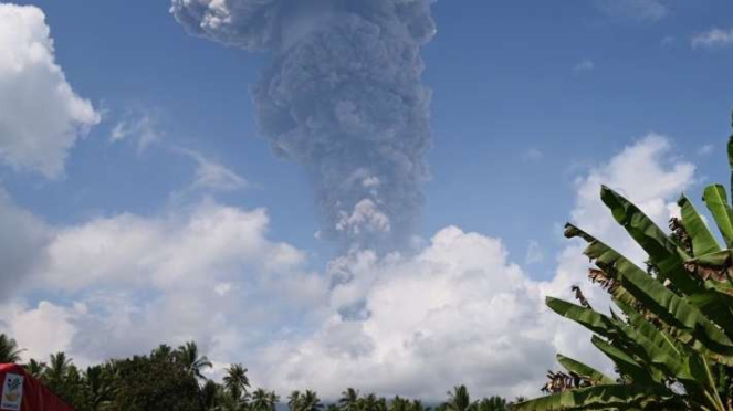 Foto de arquivo - Uma coluna de cinzas vulcânicas de cinco quilômetros de altura foi criada pela atividade vulcânica do Monte Ibu, no norte de Maluku, quarta-feira, 15 de maio de 2024.