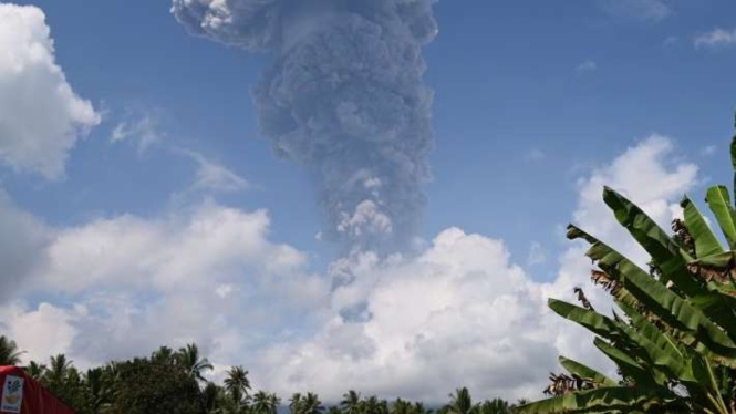 Arsip foto - Kolom abu vulkanik setinggi lima kilometer terbentuk akibat aktivitas erupsi Gunung Ibu di Maluku Utara, Rabu, 15 Mei 2024.