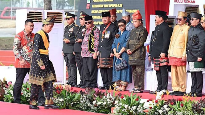 Presiden Jokowi Pakai Baju Adat Melayu Riau saat Upacara Hari Pancasila