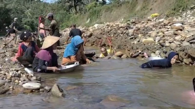 Los residentes se dedican a recolectar oro en las orillas del río Ulunggolaka.