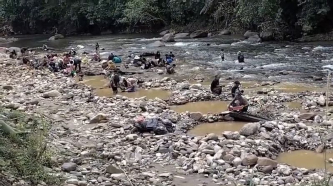 Os moradores estão empenhados na coleta de ouro nas margens do rio Ulunggolaka.