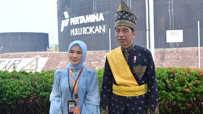 Presiden Joko Widodo bersama Dirut Pertamina Nicke Widyawati