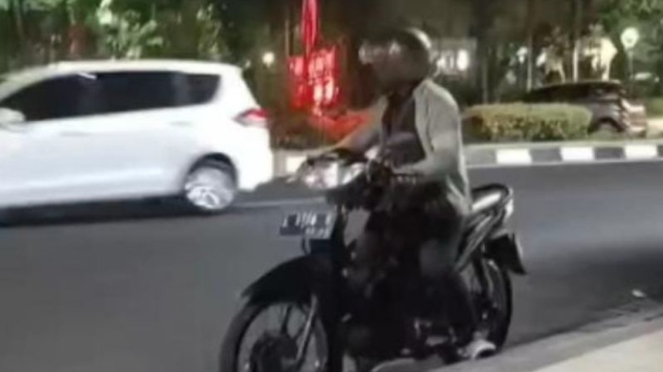 O motorista viral Ojol mostra seus órgãos genitais em frente à estátua de Sharp Bamboo