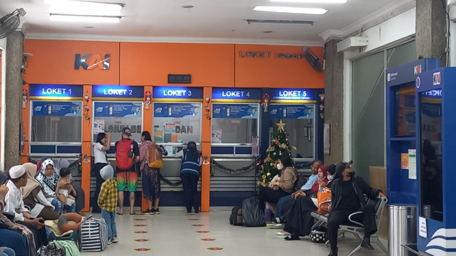 Aktivitas transaksi pembelian tiket KA di Stasiun Medan.(B.S.Putra/VIVA)