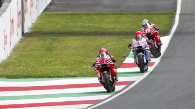 Francesco Bagnaia memimpin balapan di MotoGP Italia 2024
