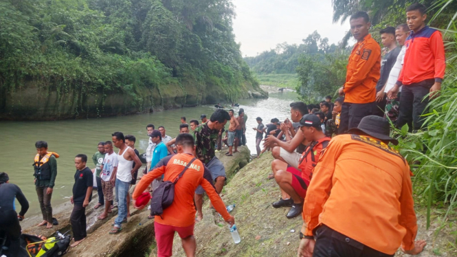 Basarnas Medan saat melakukan pencarian dan evakuasi korban di  pemandian alam Lau Penda, Kabupaten Deliserdang.(istimewa/VIVA)