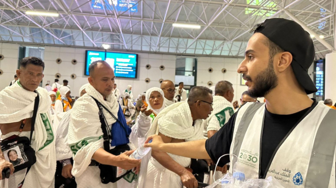 Distribución gratuita de zamzam en el pabellón del aeropuerto de Jeddah para los peregrinos indonesios del Hajj