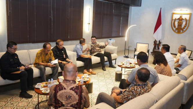 Bupati Kediri Hanindhito Himawan Pramana bahas even wisata terkait keberadaan Bandara Dhoho. (Foto: Prokopim Pemkab Kediri)