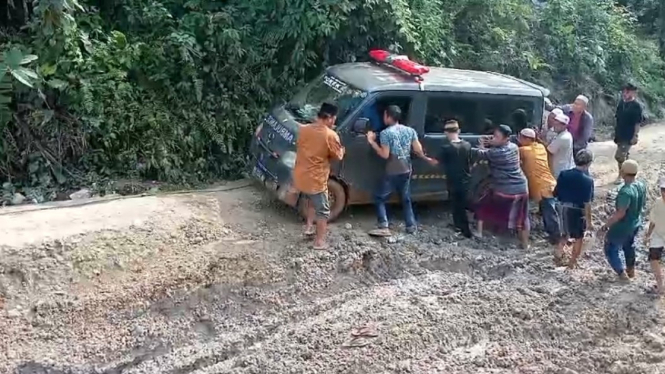 Warga bantu dorong ambulans yang terperosok di Kabupaten Merangin, Jambi