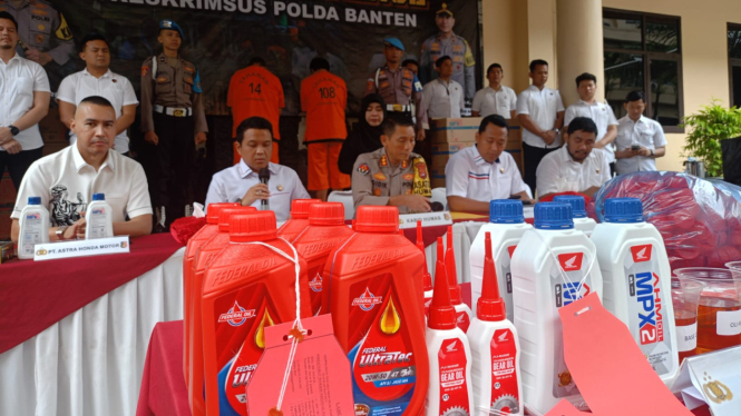 Berbagai Merk Oli Palsu yang Digrebek Polda Banten.