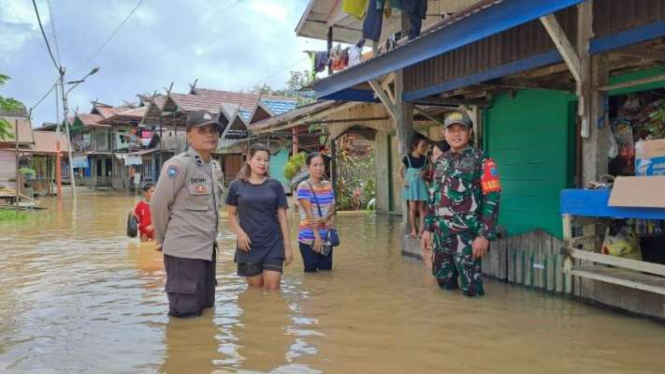 Petugas mengecek kondisi korban banjir di Katingan, Kalimantan Tengah, Senin, 3 Juni 2024.