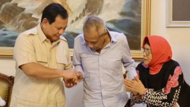 VIVA Militer: Prabowo Subianto jenguk mantan Komandannya, Jenderal Subagyo HS